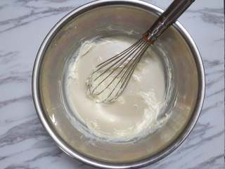 豆乳奶油奶酪戚风,奶油奶酪提前软化，用手抽打至顺滑，加入豆乳