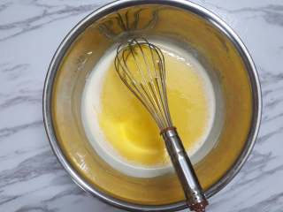 豆乳奶油奶酪戚风,蛋黄糊倒入奶油奶酪糊里，搅拌均匀