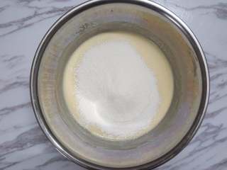 豆乳奶油奶酪戚风,筛入低粉，一字法搅拌至无颗粒状，一定不能画圈搅拌！