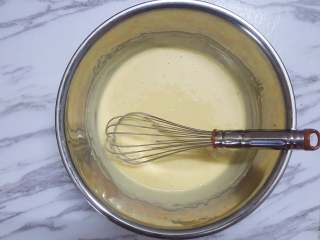 豆乳奶油奶酪戚风,搅拌好的蛋黄糊是细腻无颗粒的