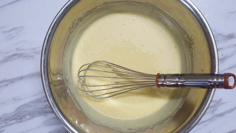 豆乳奶油奶酪戚风,搅拌好的蛋黄糊是细腻无颗粒的