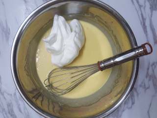 豆乳奶油奶酪戚风,蛋白霜分三次加入蛋黄糊，第一次取三分之一蛋白霜，用手抽拌匀