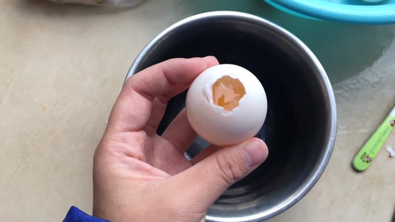 咸蛋超人—糯米蛋,去掉顶端已经碎了的蛋壳，留下一个小洞洞