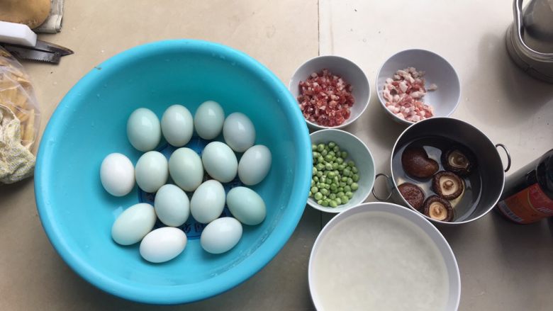 咸蛋超人—糯米蛋,把糯米放在碗内，提前一晚泡好