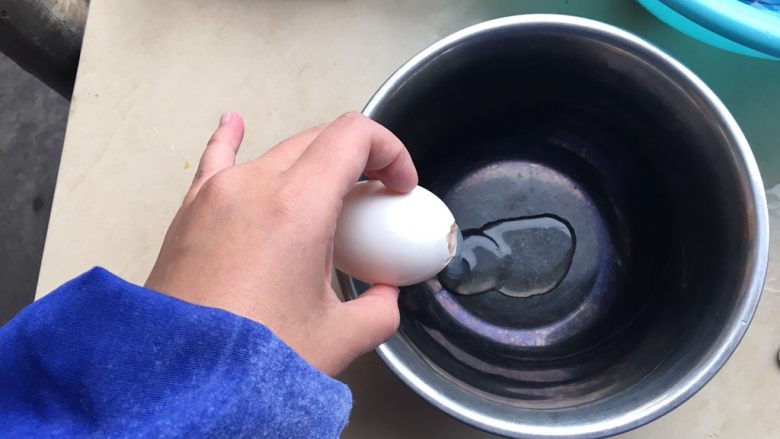 咸蛋超人—糯米蛋,倒出蛋内的蛋白液，留下蛋内的蛋黄