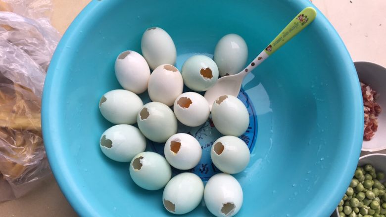 咸蛋超人—糯米蛋,将全部蛋倒完蛋白以后备用