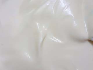 豆乳奶油奶酪戚风,再分别两次加入蛋白霜，用刮刀切拌+翻拌，得到细腻光滑的面糊