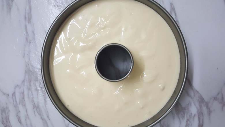豆乳奶油奶酪戚风,倒入模具中，整理表面，轻震一下，放入烤箱中下层