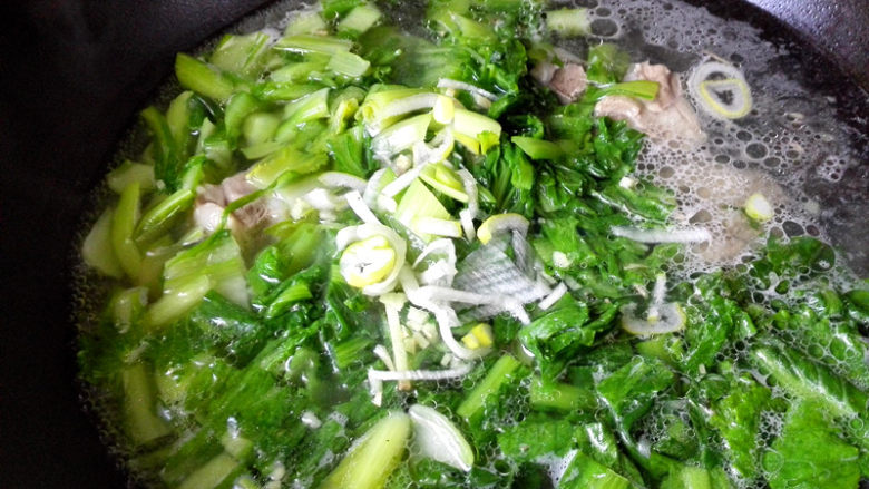 浓情排骨汤,切好葱花和姜末，开锅把小白菜放入其中，再放入葱花和姜末，