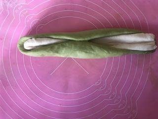 白菜（百财）饺子,绿面团擀成长条包裹白面团
