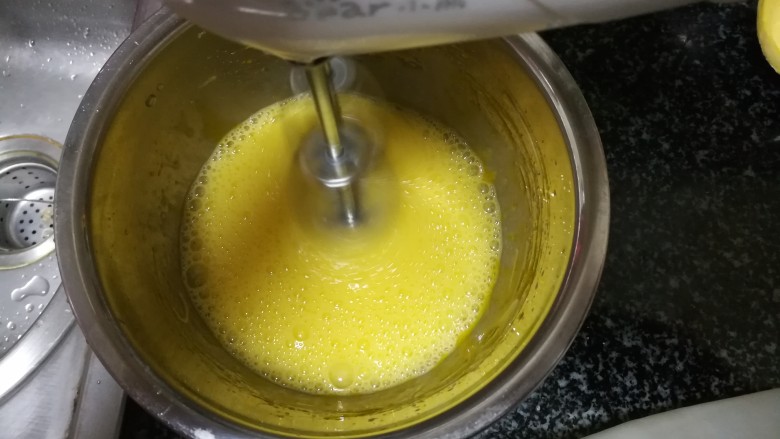 酸甜可口的简易版蔓越莓蛋挞,用打蛋器快速打20秒左右，看着变成均匀的黄色即可。