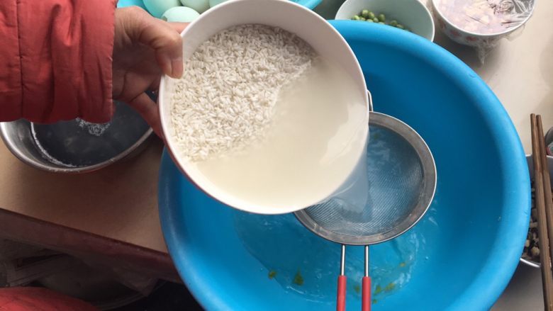 咸蛋超人—糯米蛋,将糯米中的水分全部倒出，尽量滤干糯米中的水