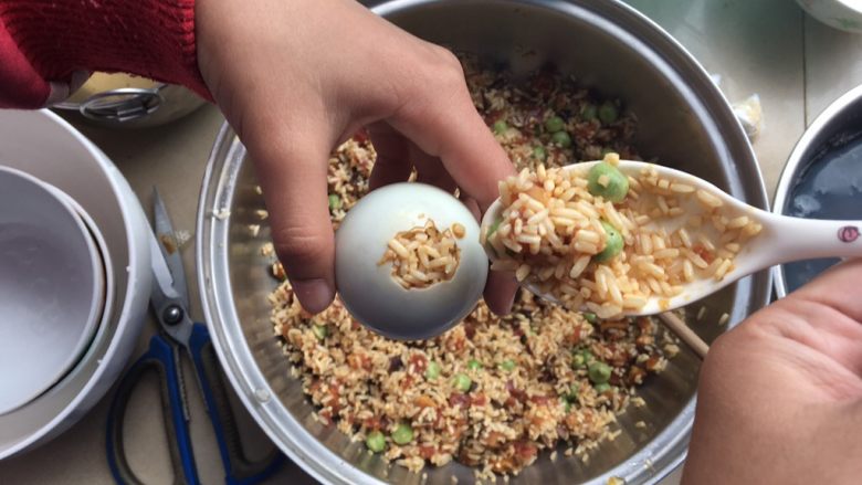 咸蛋超人—糯米蛋,用勺子慢慢将馅料全部灌入到咸蛋内，一定要塞满，灌的过程要不断地震动蛋蛋，确保蛋内无空隙，也可用筷子在蛋内搅动搅动