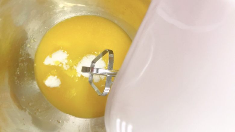 香葱芝士饼干,先把糖粉倒入黄油打蛋器搅拌至融化