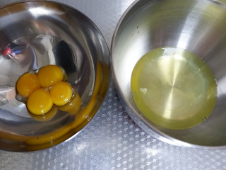 奶油奶酪戚风蛋糕,蛋白蛋清分离，蛋白放入无水无油的盆中放冷藏备用。 