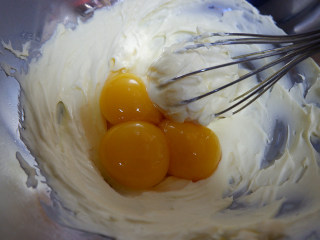 奶油奶酪戚风蛋糕,将蛋黄和砂糖加入奶酪糊中，搅拌均匀