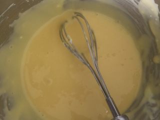 香葱肉松戚风蛋糕,混合好的蛋黄糊细腻光滑