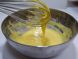 奶油奶酪戚风蛋糕,搅拌好的面糊，注重细节者可以过筛一遍。