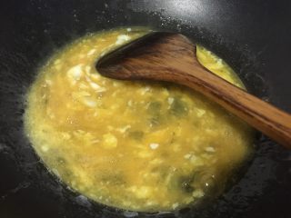 做饼+韭菜鸡蛋馅饼,锅里热油后将鸡蛋液倒入锅中炒