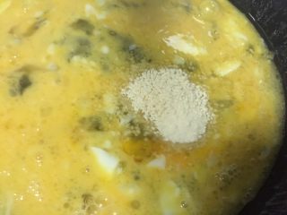 做饼+韭菜鸡蛋馅饼,鸡蛋打散加入鸡粉和盐搅拌均匀