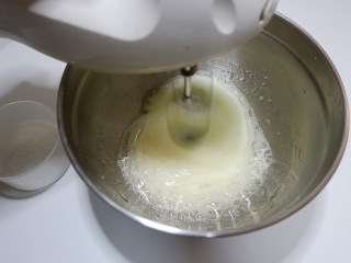 奶油奶酪戚风蛋糕,蛋白加入几滴柠檬汁，分三次加入细砂糖用电动打蛋器打发。第一次在出现粗泡的时候加入1/3