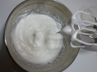 奶油奶酪戚风蛋糕,最后出现纹路加入剩余的砂糖，换低速搅拌（防止蛋白打发过度，同时让蛋白霜更细腻）
打发至偏硬性发泡。