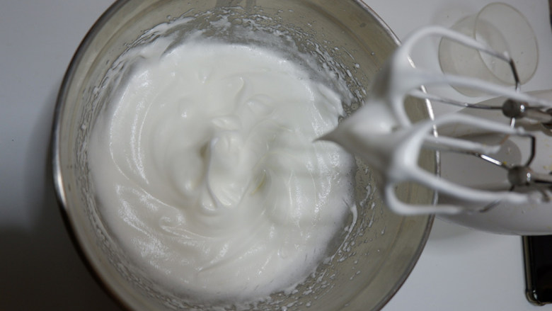 奶油奶酪戚风蛋糕,最后出现纹路加入剩余的砂糖，换低速搅拌（防止蛋白打发过度，同时让蛋白霜更细腻）
打发至偏硬性发泡。