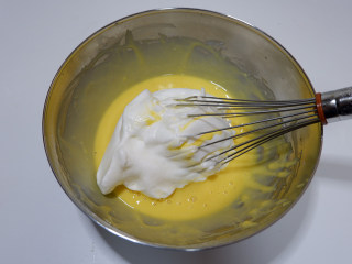 奶油奶酪戚风蛋糕,先取1/3蛋白加入奶酪糊中，翻拌均匀。