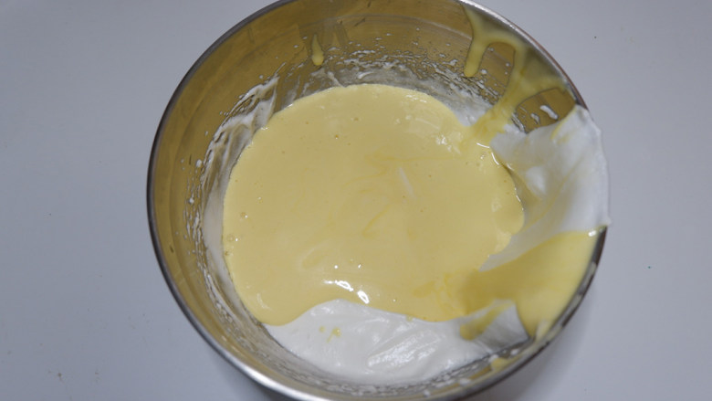 奶油奶酪戚风蛋糕,在将拌好的奶酪糊倒入剩余的蛋白中，用翻拌的手法拌好蛋糕糊。
