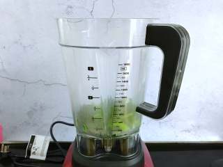 翡翠饺子,破壁机搅拌杯中加入50克清水把焯过水的菠菜放入搅拌杯中。