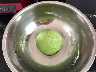 翡翠饺子,用200克面粉加120克菠菜汁和成软硬合适的绿色面团。醒30分钟。