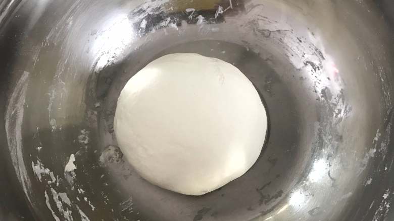 翡翠饺子,用300克面粉加150克水和成软硬合适的白色面团。醒30分钟。