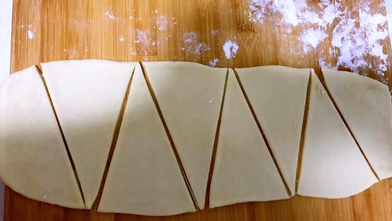 薯蓉&板栗蓉可颂小羊角面包,像这样切成三角形的一块一块。