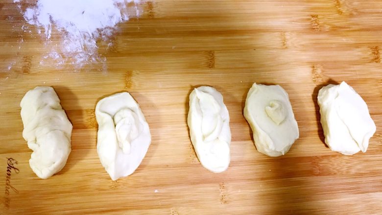 薯蓉&板栗蓉可颂小羊角面包,二次发酵小羊角的时候，我用剩下的面分成等份的小面团，做小兔子面包，今天一次性做了两用面包。