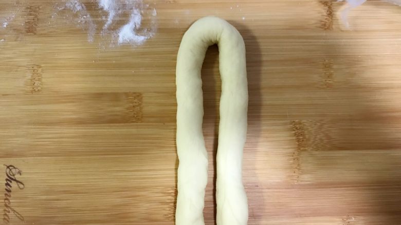 薯蓉&板栗蓉可颂小羊角面包,把细长的条像这样摆放。