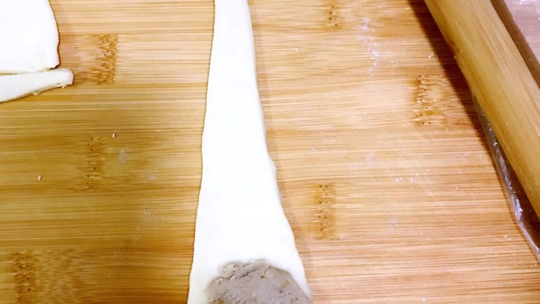 薯蓉&板栗蓉可颂小羊角面包,拿起一块三角形从底边开始，抹上薯蓉或者板栗蓉。