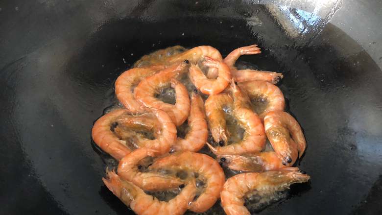 香菇豆豉干锅虾,热锅放比平时炒菜多一些的油将虾煎炸至外壳变色