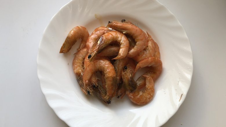 香菇豆豉干锅虾,虾盛出备用，油留在锅里