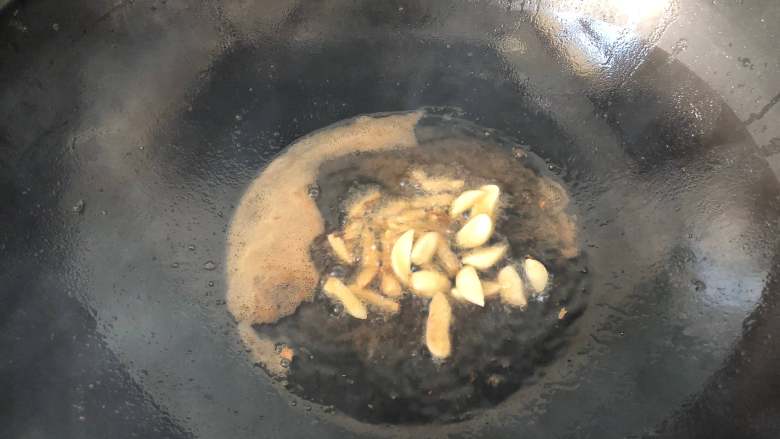 香菇豆豉干锅虾,继续用炸虾剩下的油炒香姜蒜