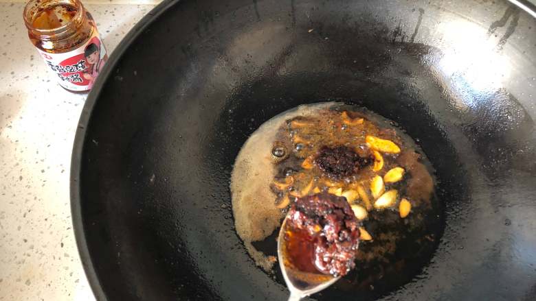香菇豆豉干锅虾,放入2勺香菇豆豉辣酱炒香