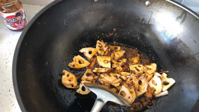 香菇豆豉干锅虾,放入藕片翻炒1分钟