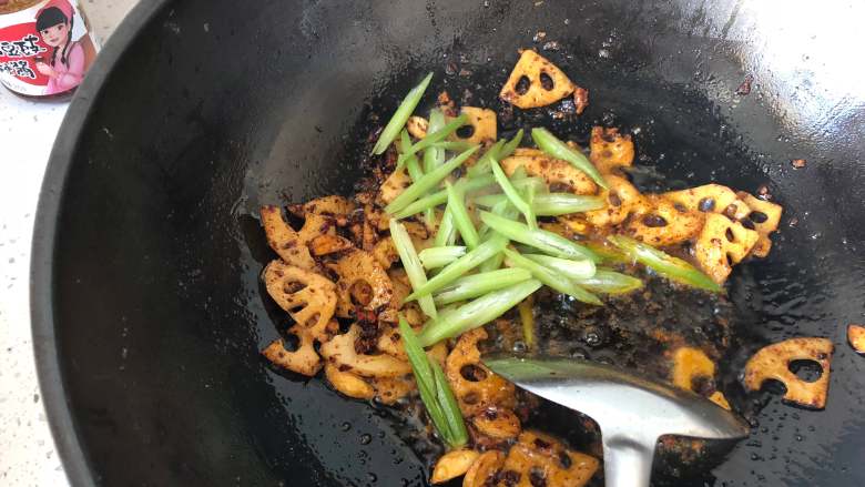 香菇豆豉干锅虾,放入芹菜炒匀
