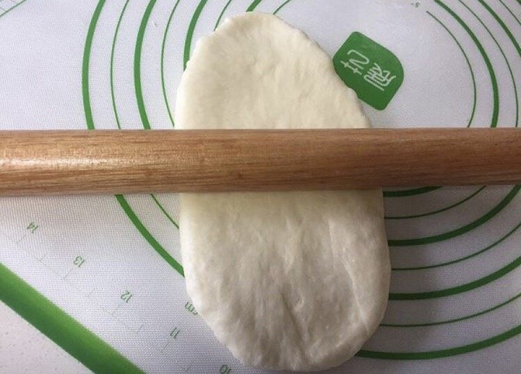 牛奶吐司（直接法）,面团擀成牛舌状。