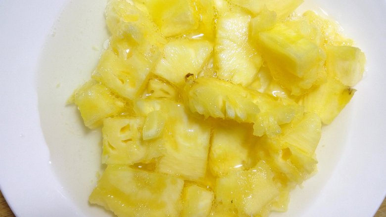 菠萝饭,挖出的菠萝肉放入淡盐水中浸泡十分钟，捞出切成小粒备用。