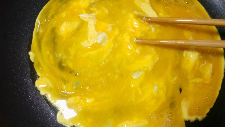 菠萝饭,把<a style='color:red;display:inline-block;' href='/shicai/ 9'>鸡蛋</a>磕入碗里，加入一点点盐调味。倒入锅里用油炒一下。