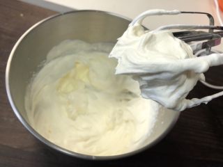 奶油蛋糕卷,淡奶油加入细砂糖打发至九分发，盆子倒扣不流动，提起打蛋头呈直立的小尖角。