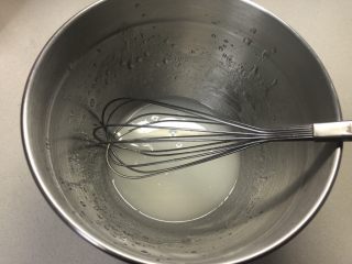 奶油蛋糕卷,水和油进行乳化，手动蛋抽多搅拌一会，混合到表面看不到油花，水油完全融合在一起的状态。