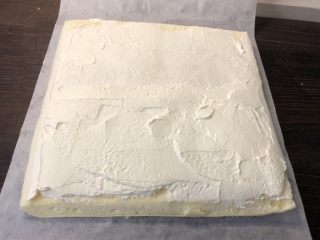 奶油蛋糕卷,准备一张油纸把蛋糕片倒扣在油纸上轻轻撕去油布，非常完美的毛巾面。
放至稍微有点温度的时候把蛋糕片再倒扣过来，淡奶油铺在蛋糕片的正面。
如果做正卷的就把奶油铺在反面。