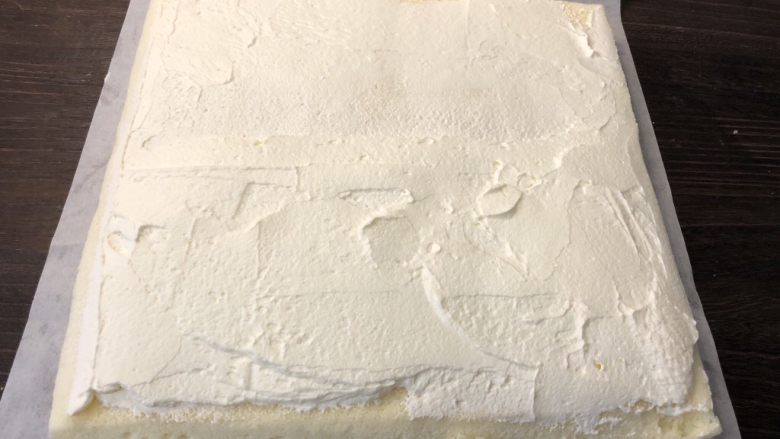 奶油蛋糕卷,准备一张油纸把蛋糕片倒扣在油纸上轻轻撕去油布，非常完美的毛巾面。
放至稍微有点温度的时候把蛋糕片再倒扣过来，淡奶油铺在蛋糕片的正面。
如果做正卷的就把奶油铺在反面。
