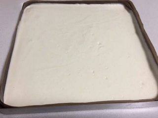 奶油蛋糕卷,蛋糕糊从高处缓缓倒进金盘，双手拿起烤盘轻轻晃动烤盘，蛋糕糊就很均匀的铺在金盘上，也可以借助刮板抹平表面，怎么顺手怎么来。